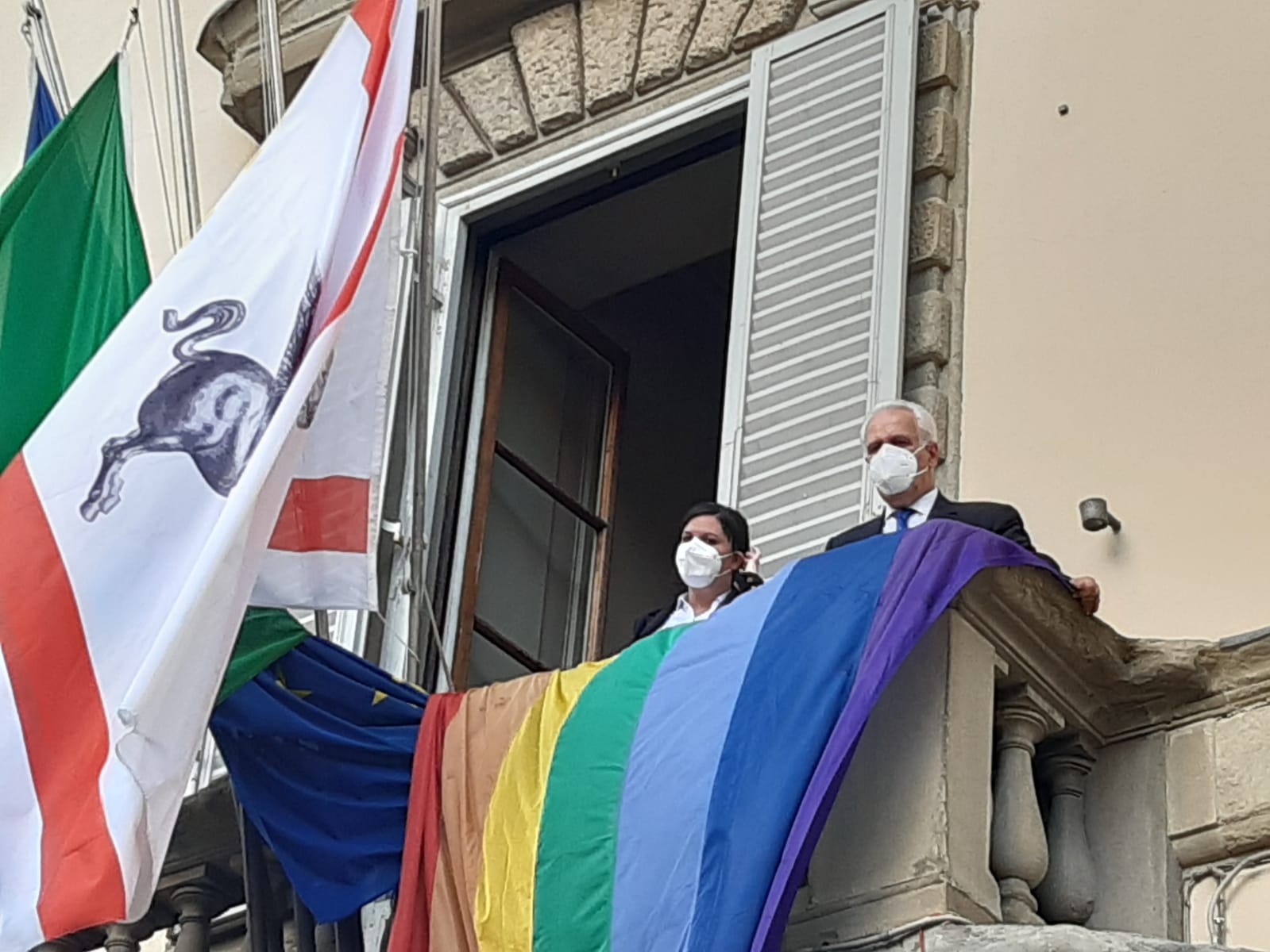 Giornata contro omofobia, la bandiera arcobaleno a Palazzo Strozzi S...